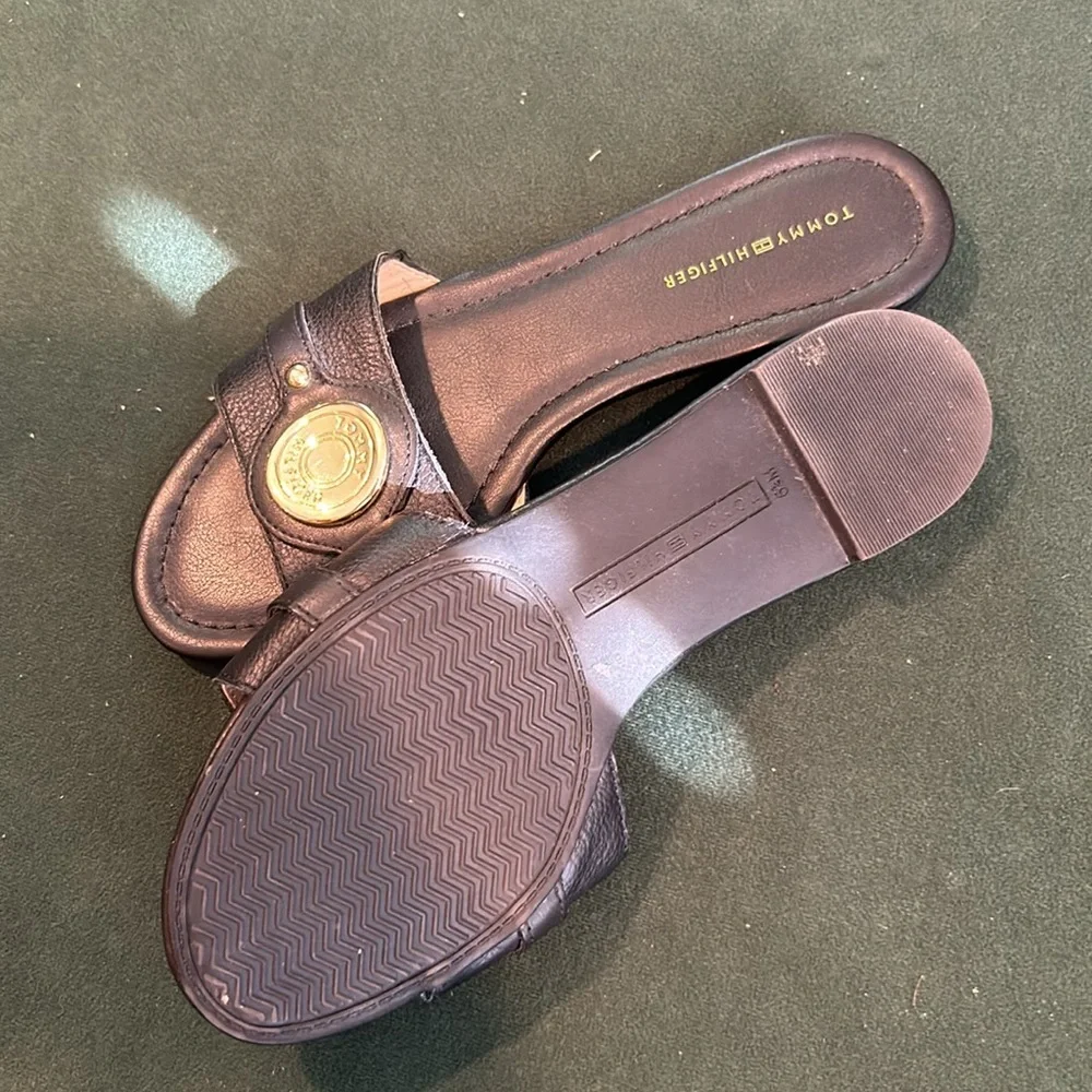NEW‎ Tommy Hilfiger Black Sandals W Gold Logo Size 6:5